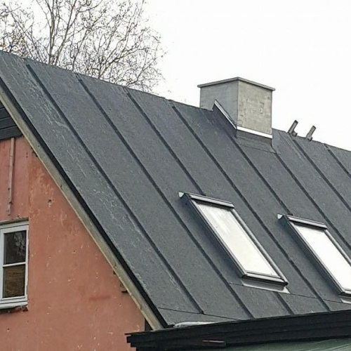 Lægning af et nyt tag på et hus i Vig