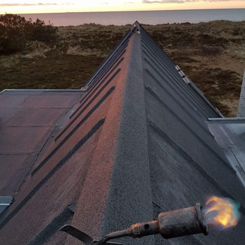 Nyt tag er blevet lagt på et hus ved vandet