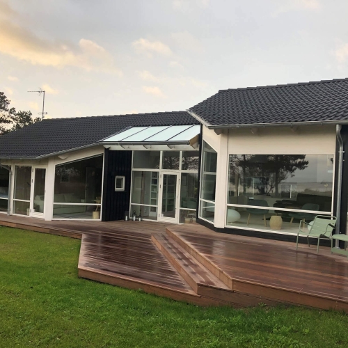 Ny terrasse med forskellige etager ved et hus