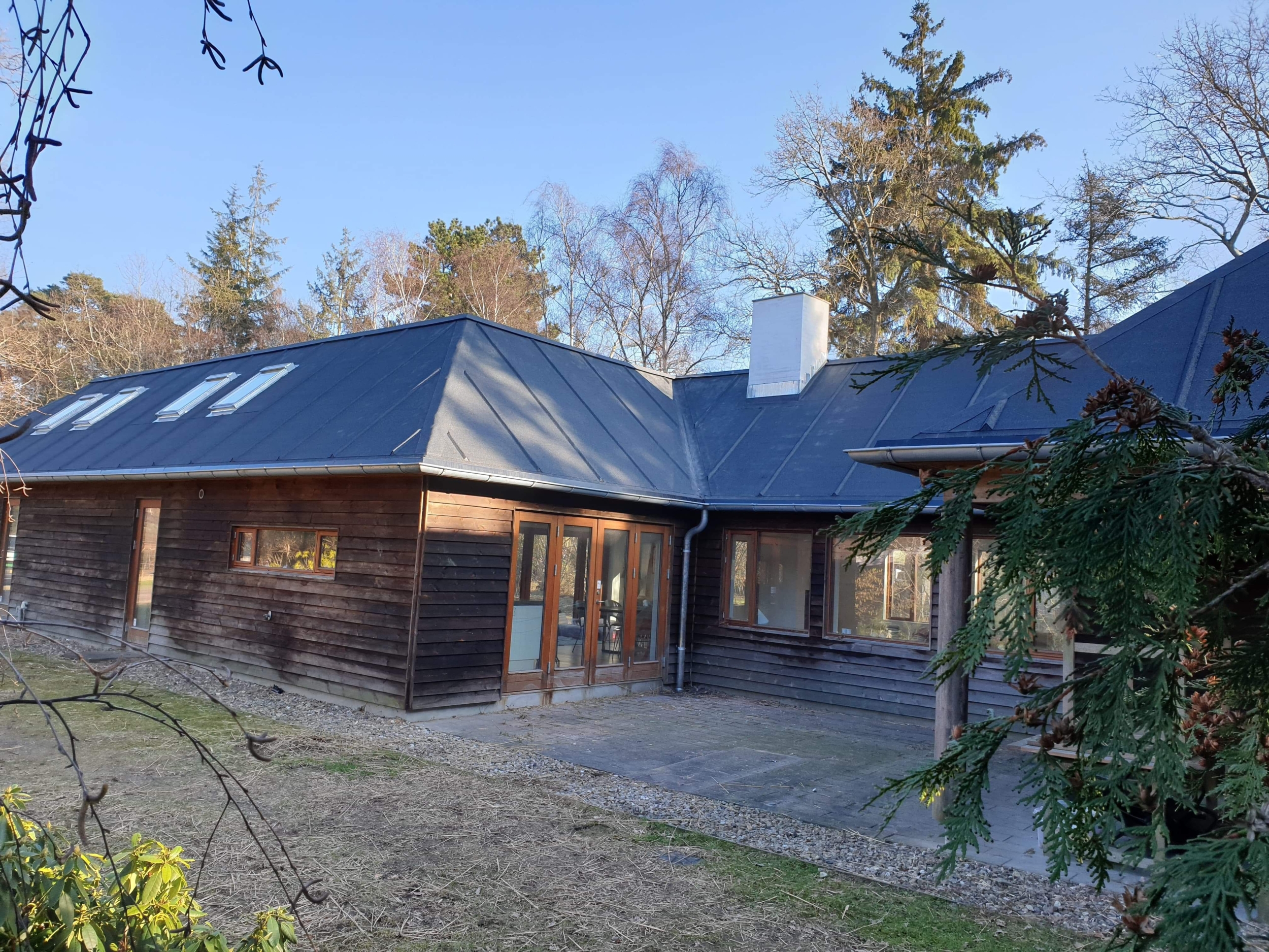 Nyt tag i tagpap er blevet lagt på et sommerhus i Odsherred Kommune